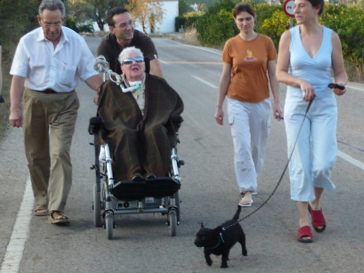 Traqueotomia-silla-de-ruedas-paseo-familiar-recorte